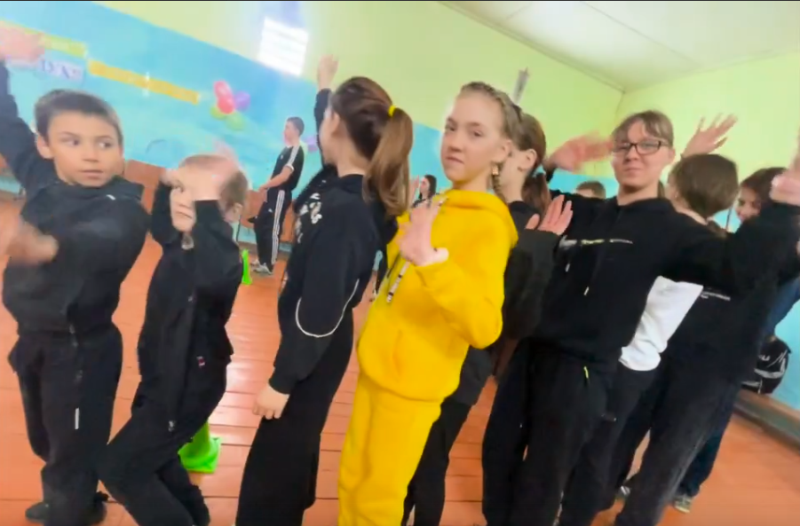 Эстафета под лозунгом «Физкульт – ура! В гости к нам пришла игра!».