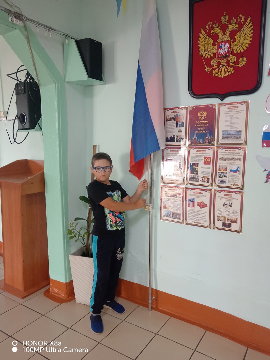 Жаркое утро в летнем лагере &amp;quot;Патриот&amp;quot; началось с поднятия флага.